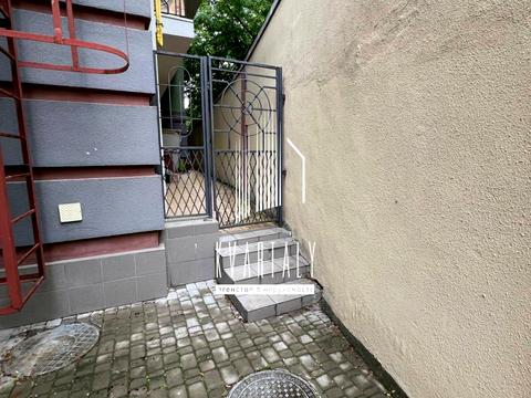 комерційна за адресою Дегтярна вул., 11