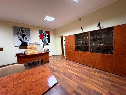 комерційна за адресою Райдужна вул., 23