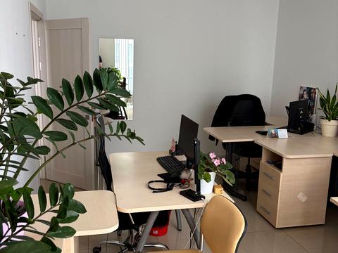 комерційна за адресою Трускавецька вул., 8