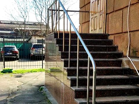 комерційна за адресою Дмитра Яворницького просп. (Карла Маркса), 115