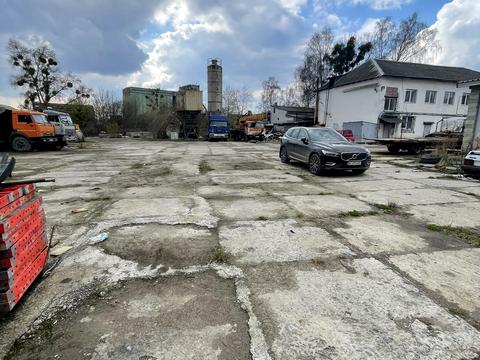 комерційна за адресою Холодна вул., 38а