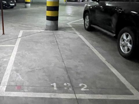 паркомісце за адресою Андрія Верхогляда вул. (Михайла Драгомирова), 16