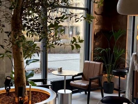 комерційна за адресою Салютна вул., (Будинок 02301-02303)
