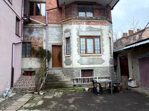 будинок за адресою Олега Ольжича вул., 11