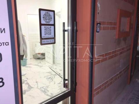 комерційна за адресою Лесі Українки бульв., 30-Б