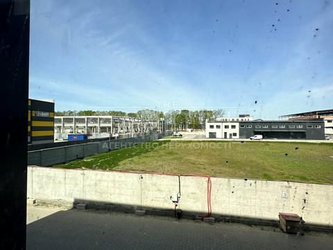 коммерческая по адресу В'ячеслава Чорновола, 1