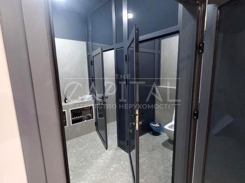 коммерческая по адресу В'ячеслава Чорновола, 1