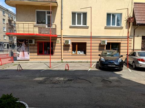 комерційна за адресою Замкова вул., 7