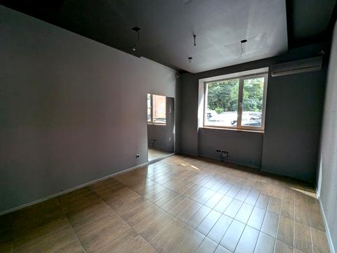 комерційна за адресою Замкова вул., 7