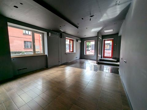 комерційна за адресою Замкова вул., 7