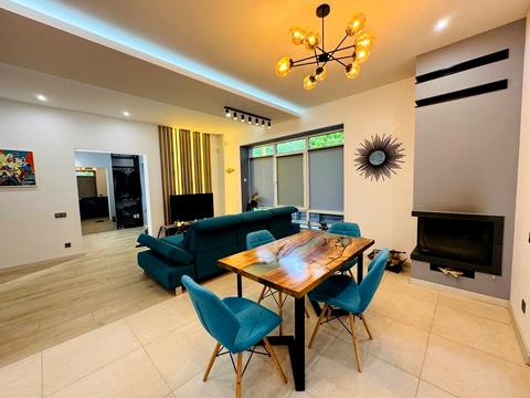 будинок за адресою Володимира Івасюка вул. (Грибоєдова)