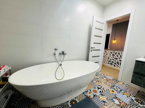 будинок за адресою Володимира Івасюка вул. (Грибоєдова)