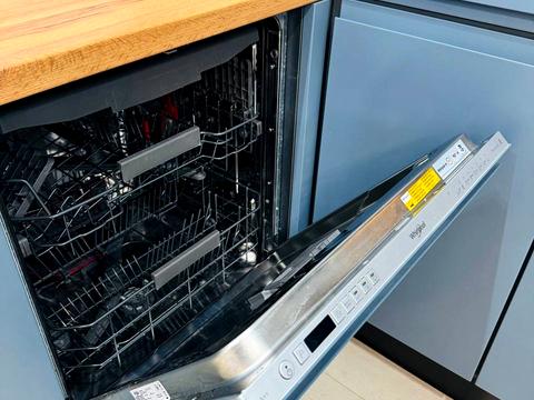 будинок за адресою Володимира Івасюка вул. (Грибоєдова)