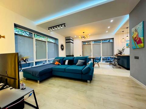 будинок за адресою Володимира Івасюка вул. (Грибоєдова)