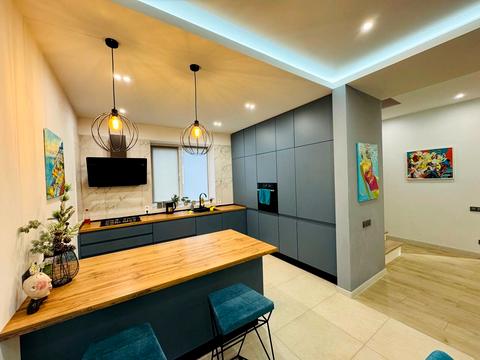 будинок за адресою Володимира Івасюка вул. (Грибоєдова)