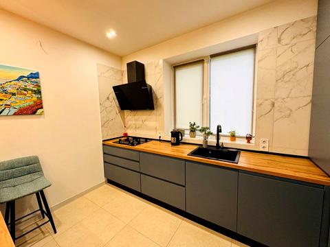 будинок за адресою Володимира Івасюка вул. (Грибоєдова)