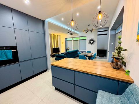 будинок за адресою Володимира Івасюка вул. (Грибоєдова)