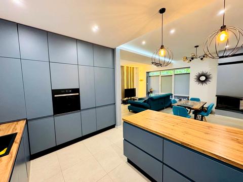 будинок за адресою Володимира Івасюка вул. (Грибоєдова)