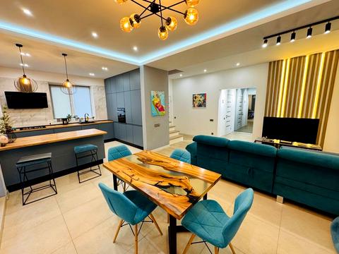 будинок за адресою Володимира Івасюка вул. (Грибоєдова)