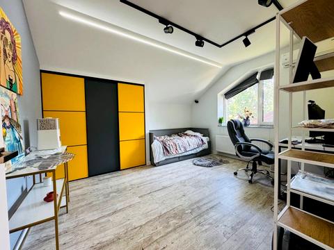 будинок за адресою Володимира Івасюка вул. (Грибоєдова)