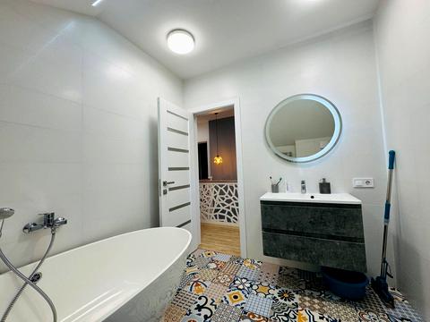 будинок за адресою Володимира Івасюка вул. (Грибоєдова)