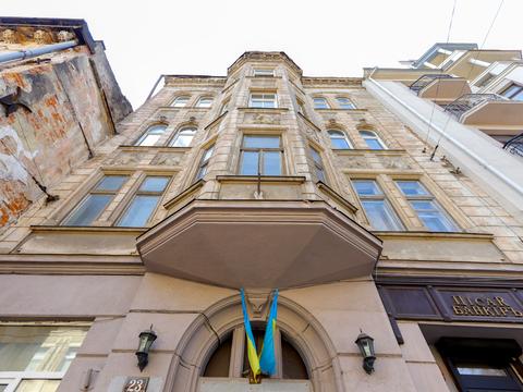 комерційна за адресою Богдана Хмельницького вул., 25