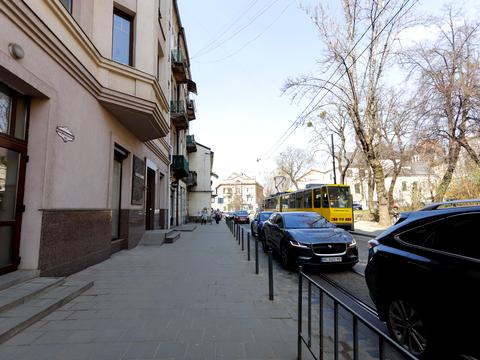 комерційна за адресою Богдана Хмельницького вул., 25