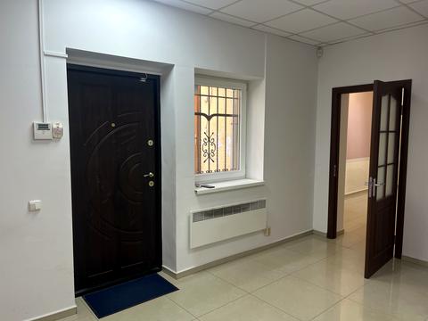 комерційна за адресою Корятовича пл., 4