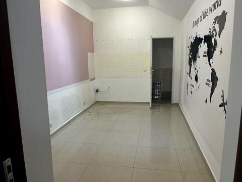 комерційна за адресою Корятовича пл., 4