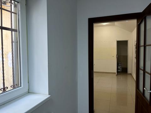 комерційна за адресою Корятовича пл., 4