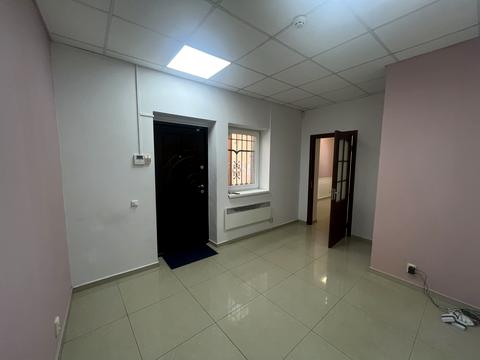 комерційна за адресою Корятовича пл., 4