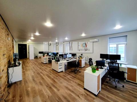 комерційна за адресою Межигірська вул., 7/16