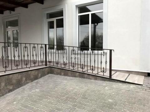 комерційна за адресою Лауреатська вул., 8