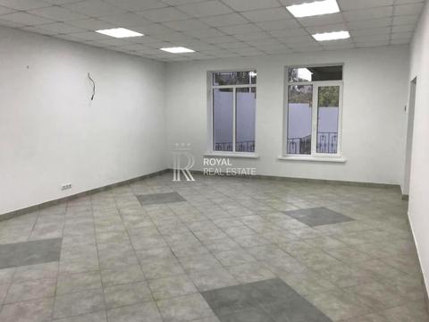 комерційна за адресою Лауреатська вул., 8