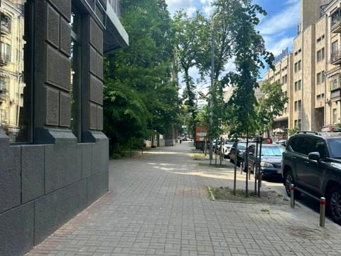 комерційна за адресою Інститутська вул., 24/7