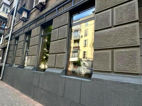 комерційна за адресою Інститутська вул., 24/7