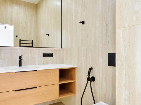 будинок за адресою Набережна вул.