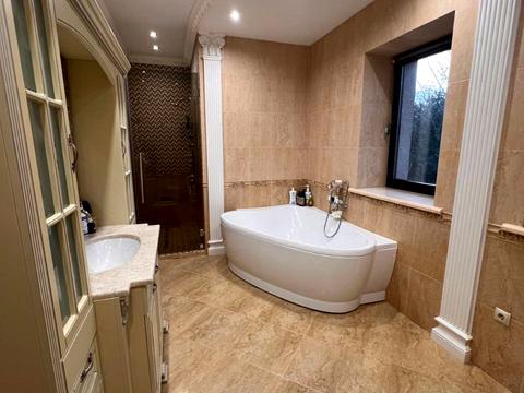 будинок за адресою с. Угринів, Калуське шосе, 2К