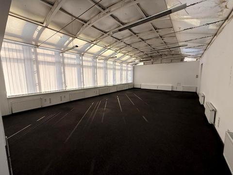 комерційна за адресою Новоселицька вул., 10