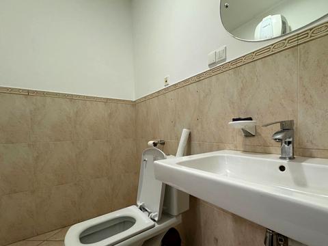 комерційна за адресою Лейпцизька вул., 15а