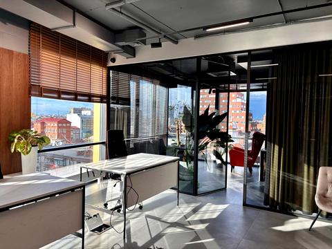 комерційна за адресою Виконкомівська вул., 15-А