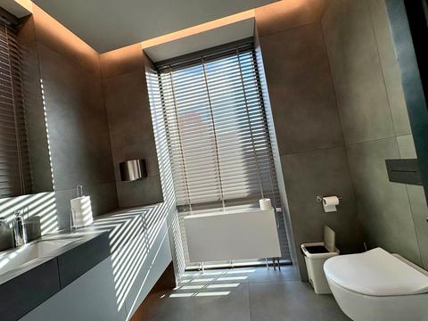 комерційна за адресою Виконкомівська вул., 15-А