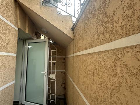 комерційна за адресою Садова вул., 20