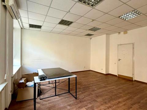 комерційна за адресою Пекарська вул., 7