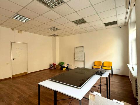 комерційна за адресою Пекарська вул., 7