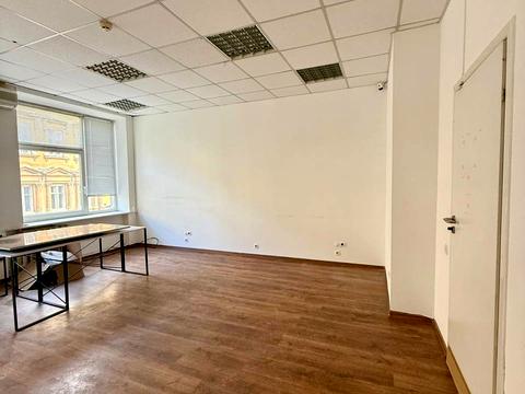 комерційна за адресою Пекарська вул., 7