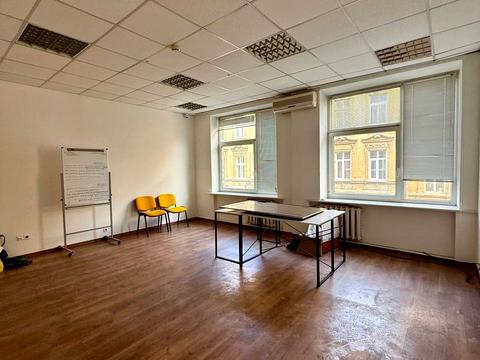 комерційна за адресою Пекарська вул., 7