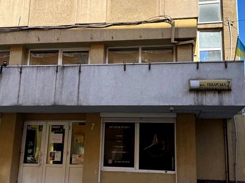 комерційна за адресою Пекарська вул., 7
