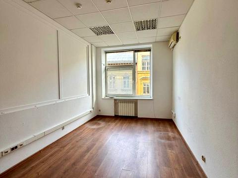 комерційна за адресою Пекарська вул., 7