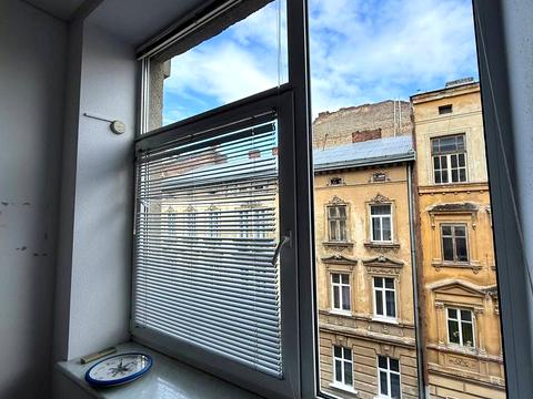 комерційна за адресою Пекарська вул., 7